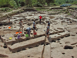 
Recherches franco-bulgares sur le site néolithique de Kovacevo en Bulgarie. L'Equipe. Dernier jour des travaux dans le chantier principal en 2001. On ne voit que les structures creusées dans le géologique, les bermes sont démontées
