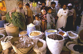 
Chemins vers l'Orient, Pakistan. Turbat (province du Baloutchistan), marchand de graines et épices dans le bazar
