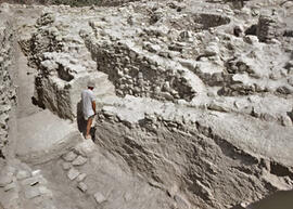 
Reconstitution de l'habitat néolithique à Khirokitia (Chypre). L’accès au village se faisait par un escalier en trois volées intégré dans un massif de pierres plaqué contre la face extérieure de l'enceinte
