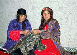 
Hommage à l'hospitalité syrienne. Scène d'intérieur. Les voisines causent chiffon (Moyen Euphrate, Syrie)

