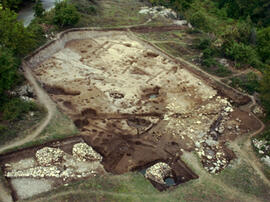 
Recherches franco-bulgares sur le site néolithique de Kovacevo en Bulgarie. Les structures. Le chantier principal de la fouille vu du sud-ouest. les sondages se trouvent de l'autre côté de la route
