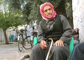 
Hommage à l'hospitalité syrienne. Portrait d'homme. Le vieil Imam de la plus vieille mosquée de Syrie (Bosra, Syrie du Sud)

