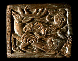 
La tombe d'un prince scythe (Kazakhstan), les objets d'art scythe. Plaque de ceinture dépouillée de sa feuille d'or. Elle représente, dans un cadre une scène de prédation dans laquelle un tigre attaque un cerf à l'échine brisée. Par une convention stylistique qui n'est répandue que dans l'Altaï et les régions avoisinantes à l'âge de fer, les arrière-trains des deux animaux sont renversés et leurs pattes postérieures, sabots ou griffes, tournées vers le haut. On notera aussi, bien visible sur l'épaule du cerf, un motif ornemental en « point parenthèse » connu dans l'art achéménide de la Bactriane (Afghanistan du nord et Tadjikistan du sud)
