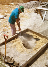 
Reconstitution de l'habitat néolithique à Khirokitia (Chypre). La terre est utilisée sous la forme d'un mélange de terre et d'eau ou plus généralement de terre, d'eau et de paille, pour la construction des murs (briques crues, mortier interstitiel, enduits), des toitures et l'aménagement de sols
