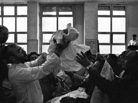 
Itinéraires de Belleville à Djerba de femmes juives tunisiennes vivant en France. Photographie et anthropologie. Circoncision, Paris
