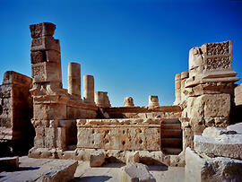 
"Dharih" Une étape nabatéenne au nord de Pétra (Jordanie). Du bétyle d’al-Uzza à la chapelle de la Theotokos. 2004. Le môtab à bétyles, enfin fouillé et réparé. Les deux escaliers dans la maçonnerie sont, cette fois, d’origine
