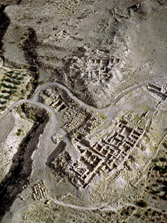 
"Dharih" Une étape nabatéenne au nord de Pétra (Jordanie). Commerce, religion, agriculture : des Nabatéens à l’Islam. Sanctuaire en haut de l’image, en partie caché sous les rampes de nos engins de chantier et sous les chemins des oliveraies. Village et nécropole antiques à gauche
