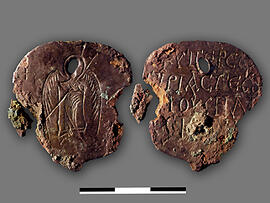 
"Dharih" Une étape nabatéenne au nord de Pétra (Jordanie). Stucs et stèles, figures et cornes. Amulette d’époque byzantine, bronze : ange portant une croix / « Pour le salut de Georges, Elie et Iob »
