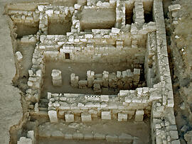 
"Dharih" Une étape nabatéenne au nord de Pétra (Jordanie). Maisons et huileries, hôtellerie et tombeau. Vue zénithale partielle du rez-de-chaussée enterré de l’étrange bâtiment rectangulaire voisin du sanctuaire
