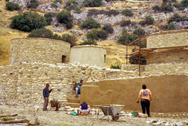 
Reconstitution de l'habitat néolithique à Khirokitia (Chypre). Conformément aux vestiges néolithiques, les murs sont recouverts d’un enduit de terre

