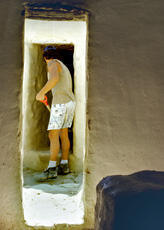 
Reconstitution de l'habitat néolithique à Khirokitia (Chypre). L'accès à l'intérieur des constructions se fait par un passage ouvert dans le mur, souvent marqué par un seuil dallé. Un linteau de bois, dont l'utilisation est attestée par les documents archéologiques, a été restitué pour les passages comme pour les fenêtres
