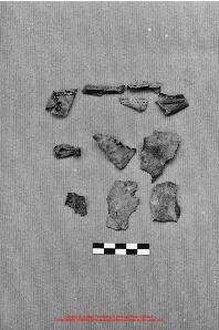 Film n°95. Khirbat adh-Dharih, fragment de linceul de cuir et fragments de tissus du tombeau 1 (fouilles 84 et 85), vues prises en juin 1986