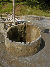 
Du sel et des hommes : approches ethnoarchéologiques. La Moldavie. Puits monoxyle de la source salée de Poiana Slatinei à Lunca exploitée depuis le Néolithique ancien (dépôt archéologique en arrière-plan)
