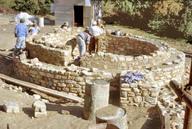
Reconstitution de l'habitat néolithique à Khirokitia (Chypre). Construction d’un mur de pierres liées avec un mortier de terre
