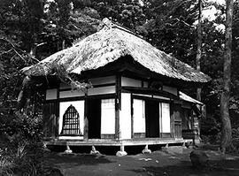 
Le Japon de 1937 à 1939 vu par André Leroi-Gourhan, l'architecture religieuse. Un petit temple à l’entrée d’un cimetière, avec son faîtage de bois sculpté à Kashiwabara, Nagano
