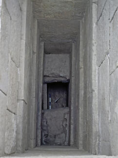 
"Dharih" Une étape nabatéenne au nord de Pétra (Jordanie). Maisons et huileries, hôtellerie et tombeau. … de chacun cinq tombes superposées. Au fond, le sarcophage de l’Ancêtre, sous le tombeau
