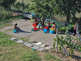 
Recherches franco-bulgares sur le site néolithique de Kovacevo en Bulgarie. L'Equipe. Des jeunes filles bulgares lavent le mobilier découvert la veille
