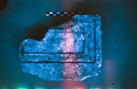 Film n°100. Khirbat adh-Dharih, tombeau 1 (juillet 1986). Essai de photographie infrarouge de deux fragments de cartouche trouvés en 1986 dans la tombe C1, pour y déceler une éventuelle inscription peinte