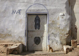
Hommage à l'hospitalité syrienne. Scène de la vie courante. Seuil d'entrée d'une maison de Bosra ou succursale de la MAE à Bosra, Syrie Sud

