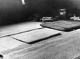
Le Japon de 1937 à 1939 vu par André Leroi-Gourhan, dans un intérieur domestique, un système traditionnel de chauffage. Des tatamis et un coussin
