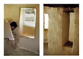 
Reconstitution de l'habitat néolithique à Khirokitia (Chypre). A gauche, une niche-lucarne conçue de manière à distribuer un maximum de lumière pour une ouverture minimum. A droite, un pilier supportant une soupente
