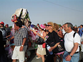 
Itinéraires de Belleville à Djerba de femmes juives tunisiennes vivant en France. Photographie et anthropologie. Procession autour de la Menorah, île de Djerba, Tunisie
