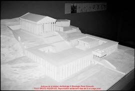 Film n°267. Paris, Institut du monde arabe, exposition sur la Jordanie : Jerash, maquette du sanctuaire de Zeus ; Khirbat adh-Dharih, panneaux et stucs du temple, juin 1997