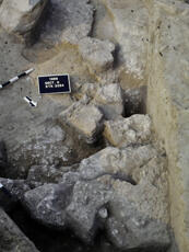 
Recherches franco-bulgares sur le site néolithique de Kovacevo en Bulgarie. Les structures. Plusieurs planchers superposés sont tombés vers le centre (en bas à droite) d'une fosse de type vide sanitaire sous un des bâtiments du Néolithique le plus ancien du secteur K
