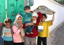 
Hommage à l'hospitalité syrienne. Scène de la vie courante. Enfants dans une rue de Bosra (Syrie du Sud)
