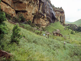 
Des peintures rupestres d'Afrique australe. Afrique du Sud. Drakensberg : entrée du site protégé Battle Cave
