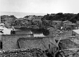 
Le Japon de 1937 à 1939 vu par André Leroi-Gourhan, l'architecture rurale. Un village de pêcheurs, près de la ville d'Aïkawa, l'île de sado, Niîgata
