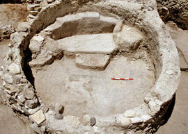 
Reconstitution de l'habitat néolithique à Khirokitia (Chypre). Les faces internes et externes des murs des constructions sont recouvertes d'un enduit de terre
