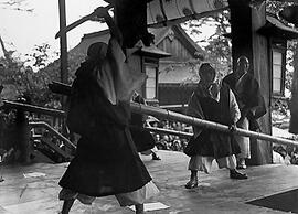 
Le Japon de 1937 à 1939 vu par André Leroi-Gourhan, trois fêtes traditionnelles, Kyoto et ses environs. Un bambou qui va être coupé à la fête, temple de Kurama, dans le village de Kurama, situé juste au nord de la ville de Kyoto
