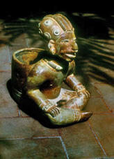 
Trois millénaires de civilisation entre Colombie et Equateur. La région de la Tumaco La Tolita. Vestiges matériels. Récipient anthropomorphe, canastero (phase Tumaco La Tolita)
