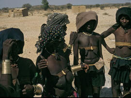 
Des peintures rupestres d'Afrique Australe. Angola. Le sud de l'Angola est habité par de nombreuses populations dont des Mucubal. Ici des femmes Mucubal
