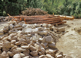 
Reconstitution de l'habitat néolithique à Khirokitia (Chypre). Les pierres, blocs de calcaire provenant des collines et galets de diabase ramassés dans le lit de la rivière, sont utilisées brutes. Le pin, bien représenté dans les échantillons néolithiques, a été utilisé pour la charpente des toitures
