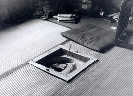 
Le Japon de 1937 à 1939 vu par André Leroi-Gourhan, dans un intérieur domestique, un système traditionnel de chauffage. Un foyer dans une chambre
