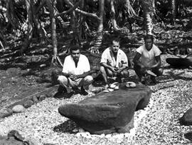 
Un parcours océanien en images. Hommage à José Garanger (1926-2006). Les premiers travaux. José Garanger (au centre) à Tongoa (Vanuatu) en 1964
