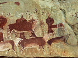 
Des peintures rupestres d'Afrique australe. Afrique du Sud. Détail de la figure précédente où l'on peut voir des personnages "volant" et d'autres habillés du kaross des pasteurs de la région
