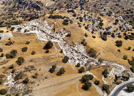 
Reconstitution de l'habitat néolithique à Khirokitia (Chypre). Accroché aux flancs d'une colline, le village est protégé par le méandre d'une rivière et clos par un mur d’enceinte
