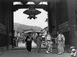 
Le Japon de 1937 à 1939 vu par André Leroi-Gourhan, les costumes. L’allée centrale de Zenkoji, temple bouddhiste situé dans la ville de Nagano
