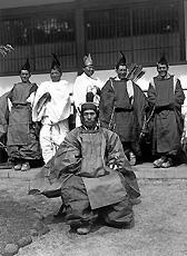 
Le Japon de 1937 à 1939 vu par André Leroi-Gourhan, trois fêtes traditionnelles, Kyoto et ses environs. Un prêtre shintoïste, temple de Kurama, dans le village de Kurama, situé juste au nord de la ville de Kyoto
