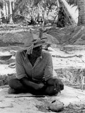 
Un parcours océanien en images. Hommage à José Garanger (1926-2006). Complémentarité archéologie, tradition orale et fouilles de sites funéraires. Etude du marae Te Tahata à Tepoto (Tuamotu, Polynésie française), 1985, fouille Eric Conte, Professeur à l'université de Polynésie française et membre de l'équipe ArScAn-Ethnologie préhistorique
