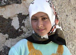 
Hommage à l'hospitalité syrienne. Portrait de jeune fille. Jeune paysanne du Léja (Eib, Syrie du Sud)
