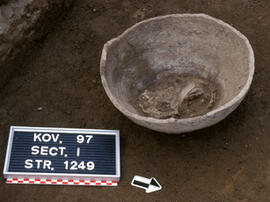 
Recherches franco-bulgares sur le site néolithique de Kovacevo en Bulgarie. Les structures. Parmi les sept squelettes d'enfants découverts sur le site, il y a deux foetus ou mort-nés inhumés dans des vases
