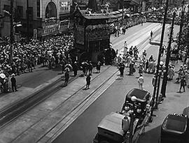 
Le Japon de 1937 à 1939 vu par André Leroi-Gourhan, trois fêtes traditionnelles, Kyoto et ses environs. Un char en train de changer de direction : fête de Gïon, ville de Kyoto

