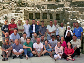 
"Dharih" Une étape nabatéenne au nord de Pétra (Jordanie). Dharih 2004 : Québec-Marrakech-Nanterre-Irbid-Manâma. Les participants à cette campagne étaient originaires de Jordanie, Palestine, Bahrein, Algérie, Maroc, France, Suisse et Belgique. Ils appartenaient à des institutions ou entreprises basées à Irbid, Jerash, Amman Tafileh (Jordanie), Damas (Syrie), Nicosie (Chypre), Bâle (Suisse), Québec (Canada), Nanterre, Paris, Toulouse, Lyon
