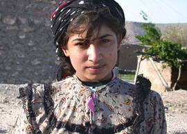 
Hommage à l'hospitalité syrienne. Portrait de jeune fille. Même jeune fille, un an plus tard (Halabiyeh, Moyen Euphrate, Syrie)
