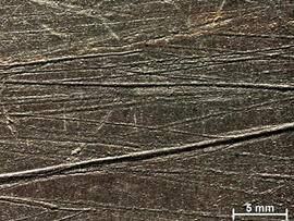 
Chaîne d'observations microscopiques : un outil pour la recherche. Images numériques. Tracéologie lithique. Stries d'avivage à la surface d'une molette en grès. Bucy-le-Long (Aisne, France). Néolithique Villeneuve-Saint-Germain. Microscope stéréoscopique (x50)
