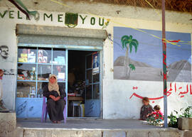 
Hommage à l'hospitalité syrienne. Scène de la vie courante. Une boutique accueillante près de Halabiyeh, Moyen Euphrate, Syrie

